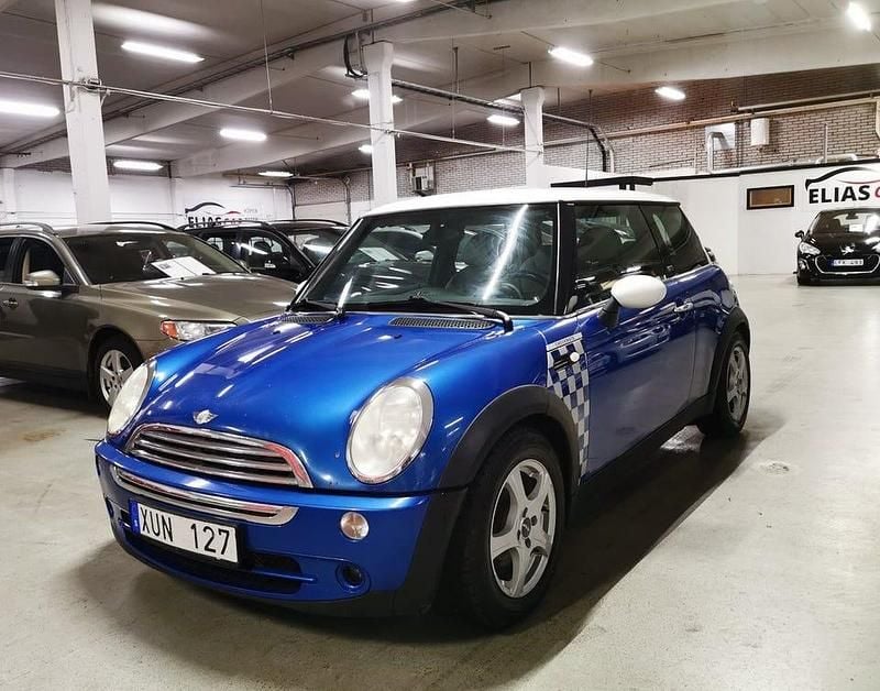 Blå Begagnad 2006 Mini Cooper Halvkombi | 39 900 kr (Marknadspris) - Bild 1/4
