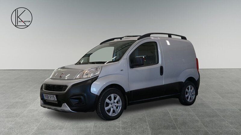 Grå Begagnad 2018 Fiat Fiorino Minibuss | 64 900 kr - Bild 1/4