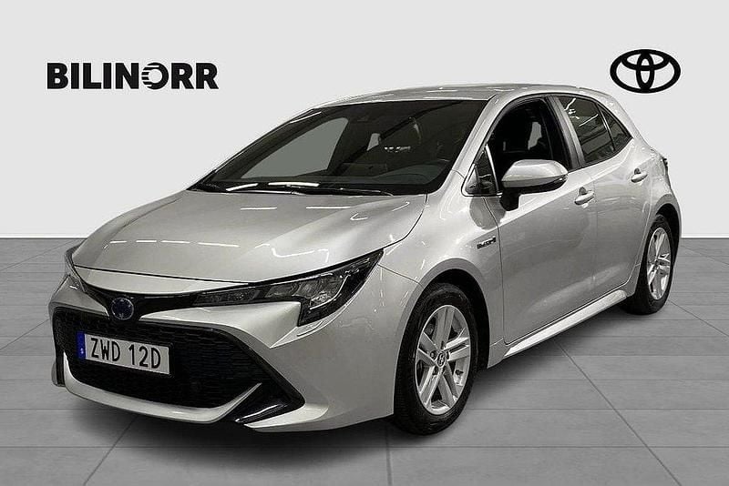 Silver Begagnad 2021 Toyota Corolla Hybrid Active Halvkombi | 234 400 kr (Marknadspris) - Bild 1/3