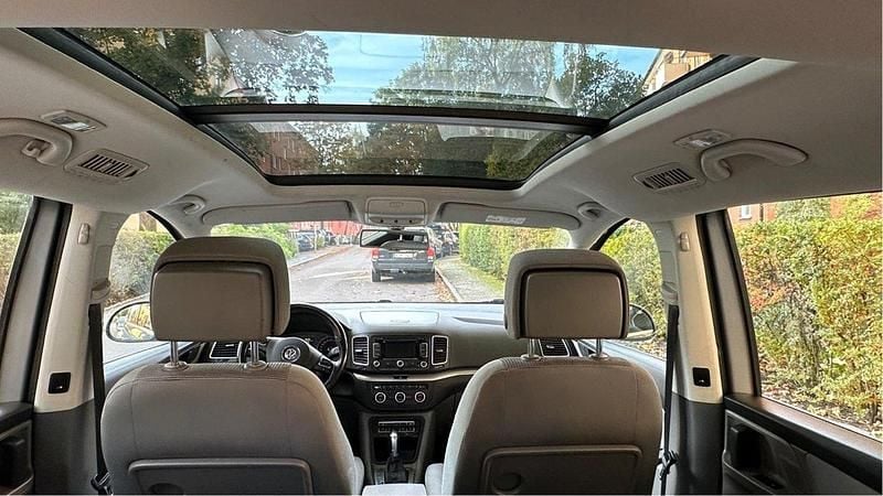 Grå Begagnad 2015 VW Sharan Minibuss | 129 000 kr (Bra pris) - Bild 1/4