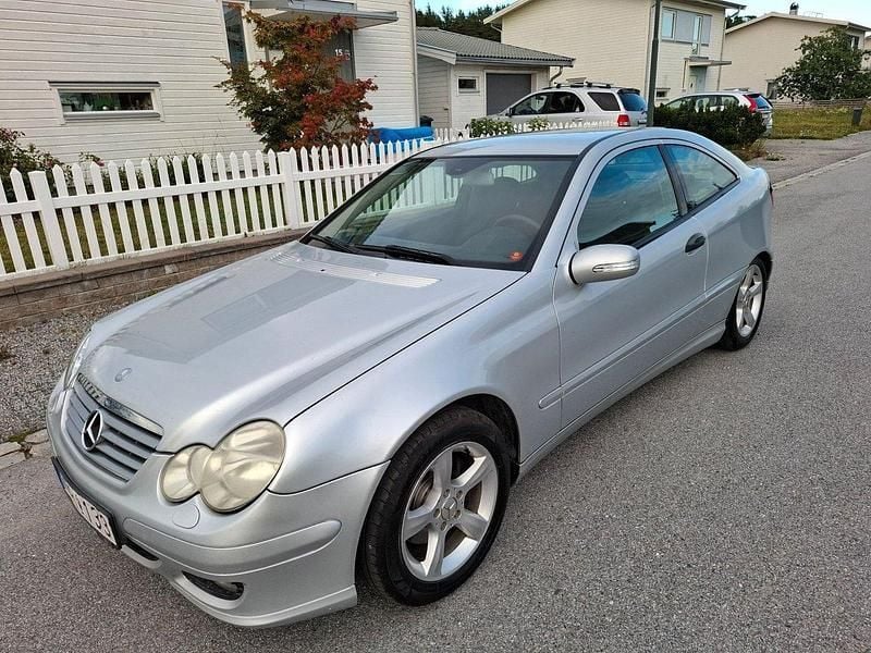 Silver (silvermetallic ) Begagnad 2006 Mercedes C180 Sportkupé | 22 500 kr (Marknadspris) - Bild 1/4