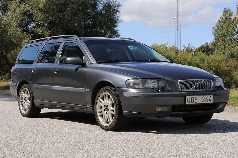 Grå Begagnad 2003 Volvo V70 Business Edition Kombi | 29 900 kr (Marknadspris) - Bild 1/4