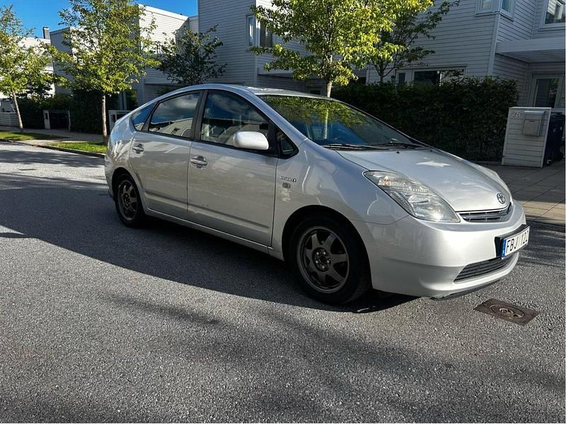 Silver Begagnad 2007 Toyota Prius Halvkombi | 49 000 kr (Marknadspris) - Bild 1/4