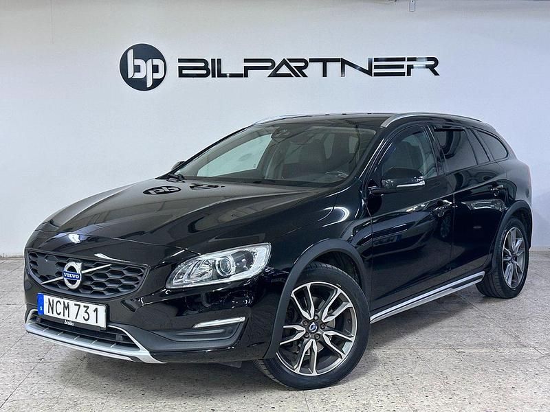Svart Begagnad 2017 Volvo V60 CC Summum Kombi | 159 900 kr (Marknadspris) - Bild 1/4
