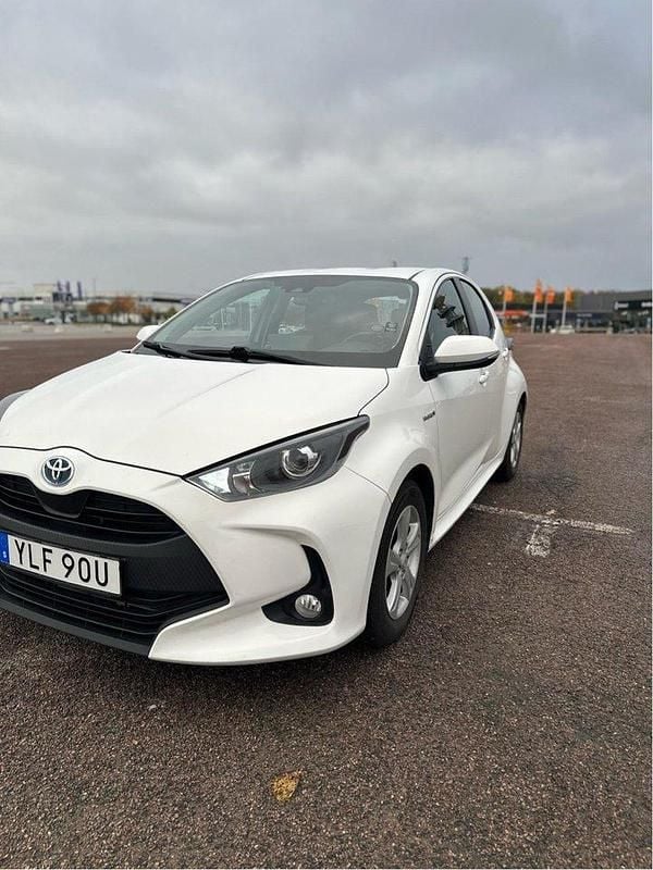Vit Begagnad 2021 Toyota Yaris Hybrid Active Halvkombi | 199 000 kr (Marknadspris) - Bild 1/4