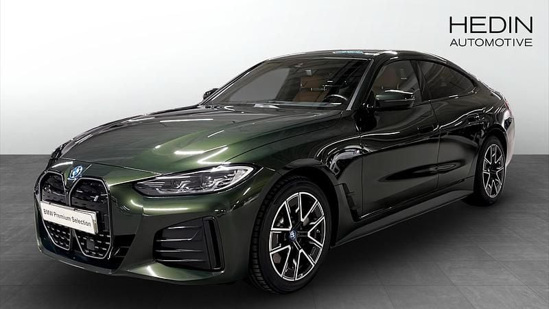 Grön (green) Begagnad 2023 BMW i4 M Sport Sedan | 428 700 kr (Marknadspris) - Bild 1/4