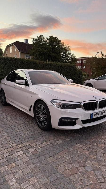 Vit Begagnad 2018 BMW 520 M Sport Sedan | 265 000 kr (Marknadspris) - Bild 1/4