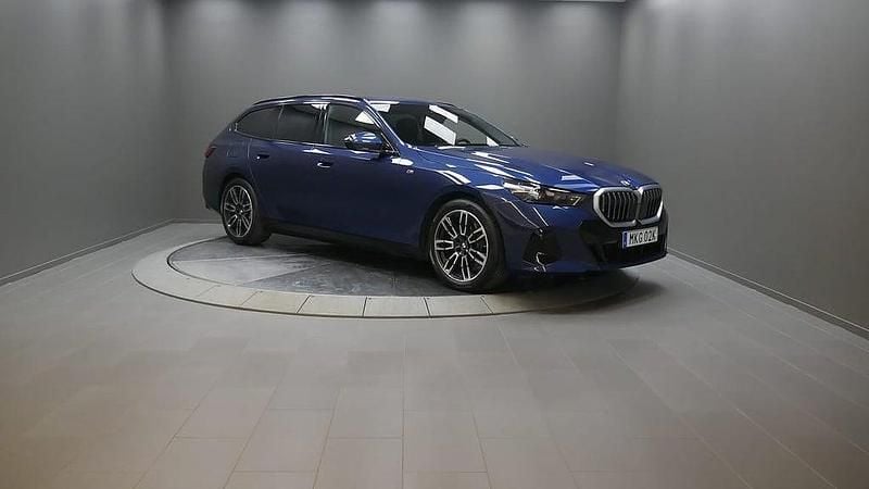 Blå Begagnad 2025 BMW 520 M Sport Kombi | 569 000 kr (Superpris) - Bild 1/4