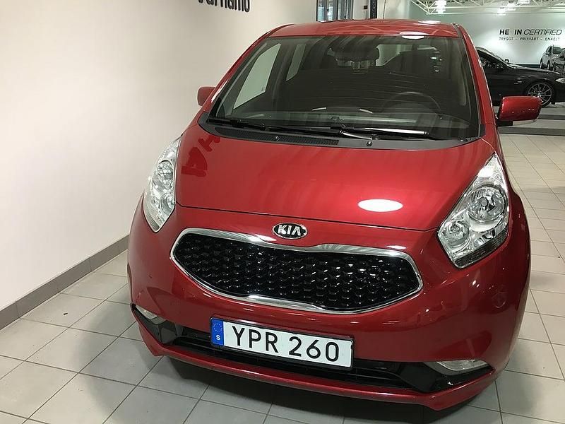 Begagnad Kia Venga Advance 125 HK (91 kW) 2017 Röd Halvkombi