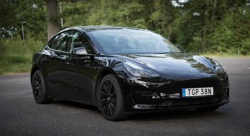 Begagnad Tesla Model 3 Standard Range 208 kW (283 HK) 2022 Solid svart Sedan