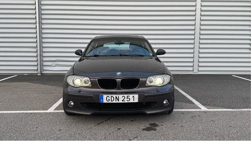 Brun Begagnad 2007 BMW 120 Advantage Halvkombi | 56 000 kr (Marknadspris) - Bild 1/4