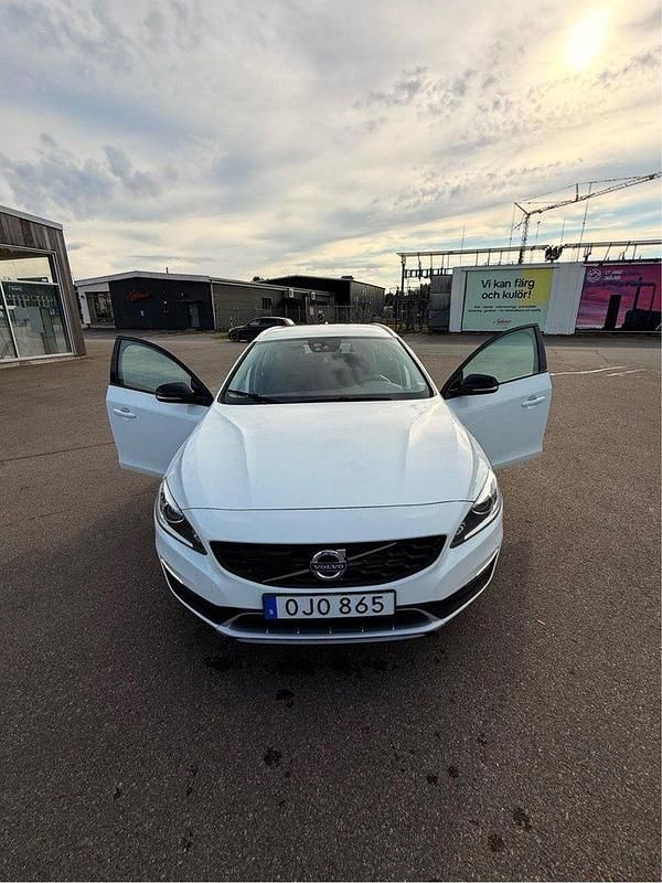 Vit Begagnad 2017 Volvo V60 CC Momentum Kombi | 189 000 kr (Bra pris) - Bild 1/4