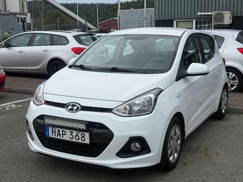 Vit Begagnad 2016 Hyundai i10 Halvkombi | 59 990 kr (Marknadspris) - Bild 1/4