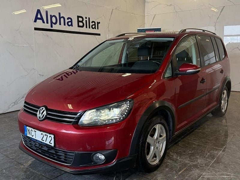 Röd Begagnad 2013 VW Touran Cross Minibuss | 89 900 kr - Bild 1/4