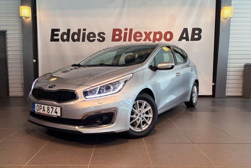 Grå Begagnad 2015 Kia Ceed Halvkombi | 89 900 kr (Marknadspris) - Bild 1/4