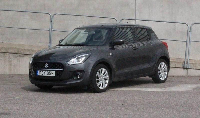 Grå Begagnad 2022 Suzuki Swift Halvkombi | 189 500 kr (Lite dyr) - Bild 1/4