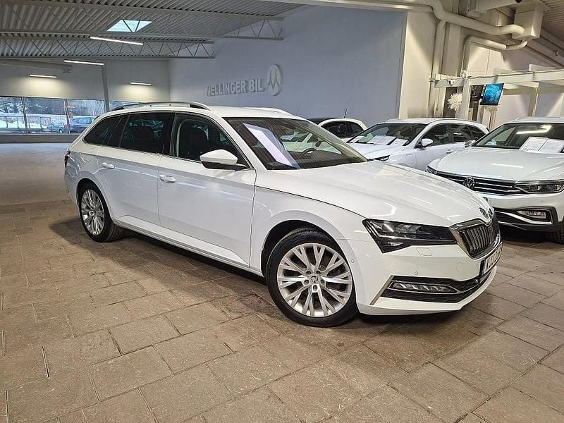Vit Begagnad 2023 Skoda Superb Business Line Kombi | 349 800 kr (Bra pris) - Bild 1/4