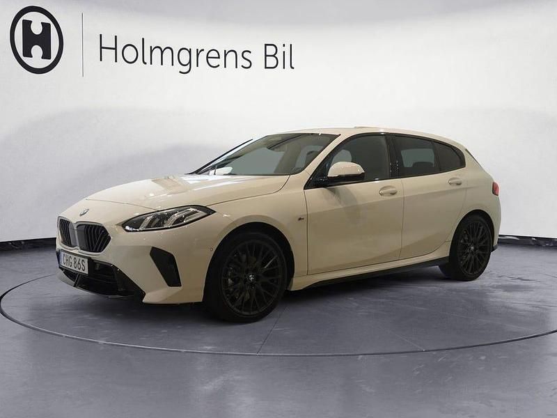 Vit Begagnad 2025 BMW 120 M Sport Halvkombi | 429 800 kr - Bild 1/4