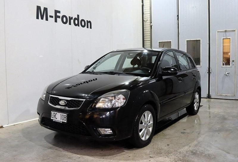 Svart Begagnad 2011 Kia Rio Halvkombi | 49 900 kr (Marknadspris) - Bild 1/4