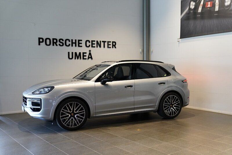 Silver Begagnad 2024 Porsche Cayenne SUV | 1 395 000 kr (Dyr) - Bild 1/4
