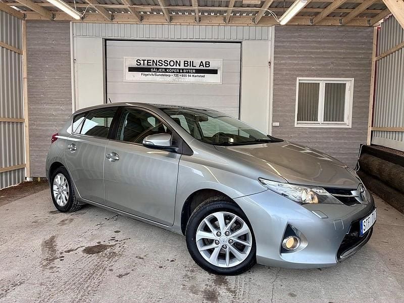 Begagnad Toyota Auris Active 132 HK (97 kW) 2012 Grå Halvkombi