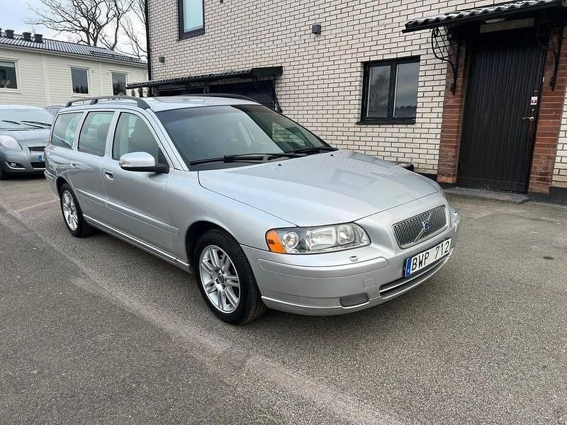 Grå Begagnad 2008 Volvo V70 Kinetic Kombi | 59 900 kr (Marknadspris) - Bild 1/4
