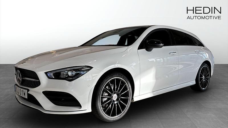 Vit (white) Begagnad 2023 Mercedes CLA250e Shooting Brake AMG Kombi | 359 000 kr (Marknadspris) - Bild 1/4