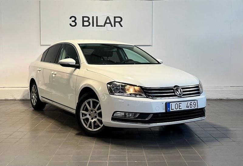 Vit Begagnad 2011 VW Passat Sedan | 74 900 kr (Marknadspris) - Bild 1/4