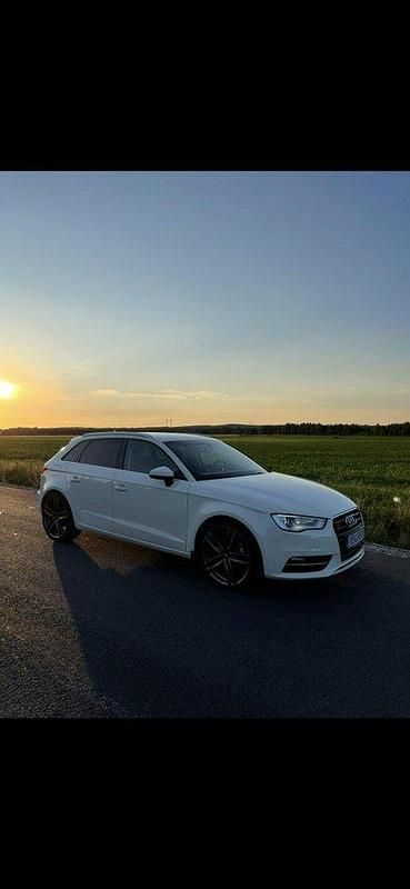 Vit Begagnad 2015 Audi A3 Sportback Ambition Halvkombi | 120 000 kr (Marknadspris) - Bild 1/4