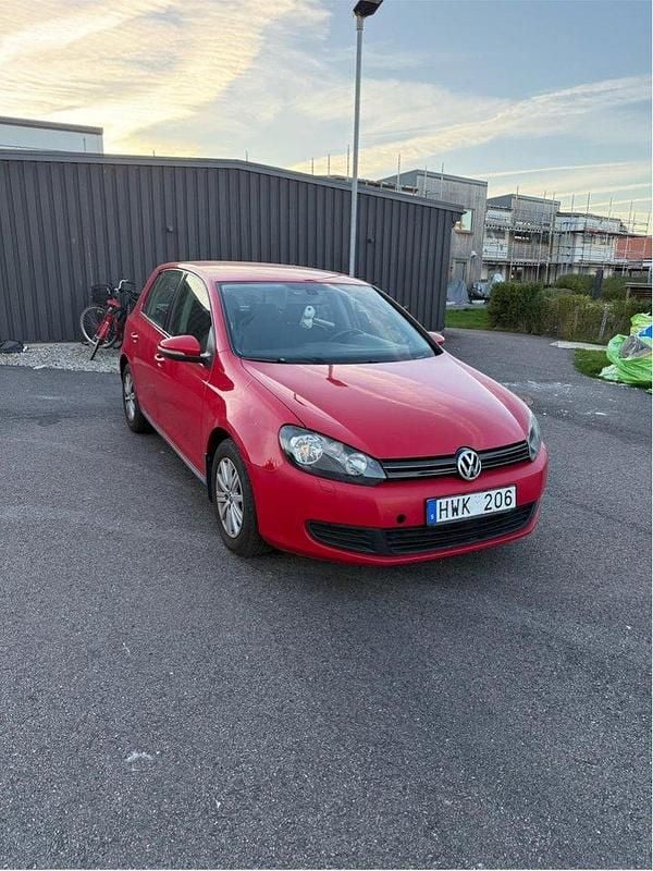 Röd Begagnad 2009 VW Golf VI Halvkombi | 35 000 kr (Bra pris) - Bild 1/4