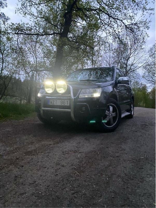 Svart Begagnad 2006 Suzuki Grand Vitara SUV | 48 000 kr (Marknadspris) - Bild 1/4