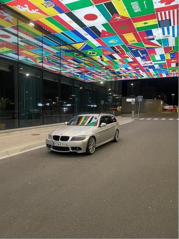 Grå Begagnad 2010 BMW 330 Comfort Edition Kombi | 75 000 kr (Bra pris) - Bild 1/4