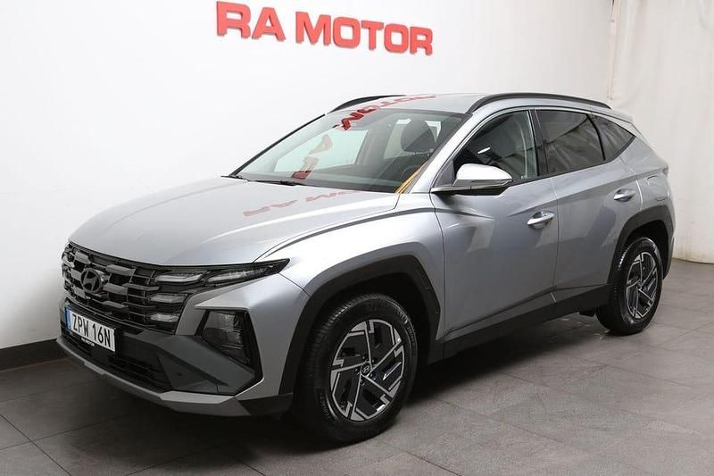 Grå Begagnad 2025 Hyundai Tucson Essential SUV | 389 900 kr (Marknadspris) - Bild 1/4