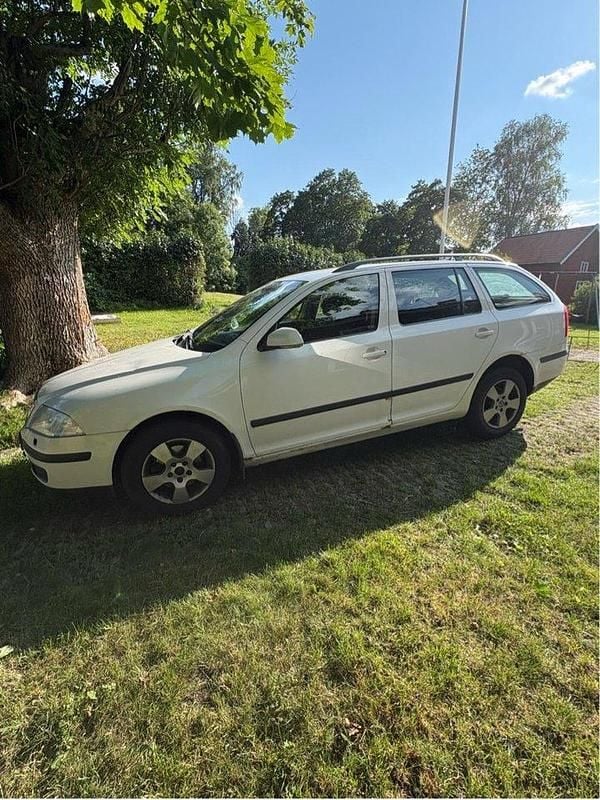 Vit Begagnad 2007 Skoda Octavia Kombi | 20 000 kr (Marknadspris) - Bild 1/4