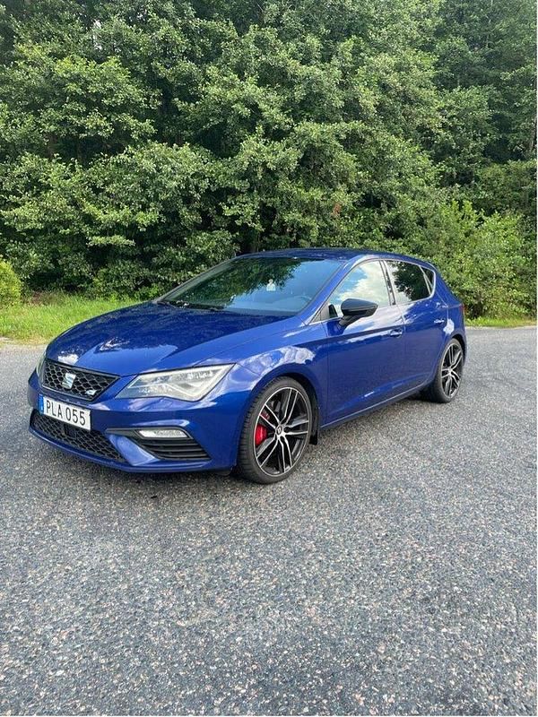 Blå Begagnad 2017 Cupra Leon Halvkombi | 180 000 kr (Bra pris) - Bild 1/4