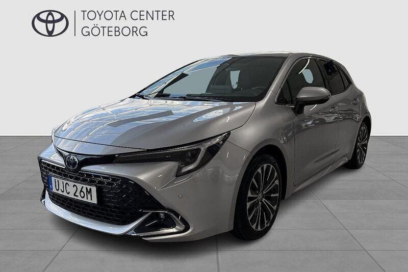 Silver Begagnad 2024 Toyota Corolla Hybrid Style Halvkombi | 314 900 kr (Marknadspris) - Bild 1/3