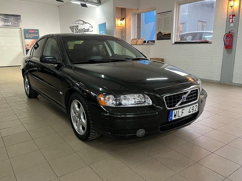 Grön Begagnad 2005 Volvo S60 Momentum Sedan | 49 900 kr (Lite dyr) - Bild 1/4