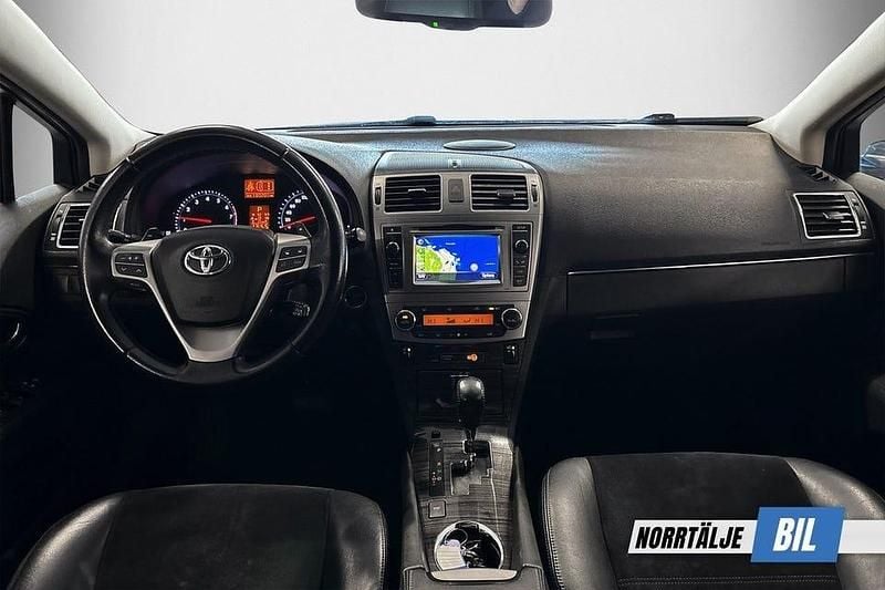 Begagnad Toyota Avensis Executive 152 HK (111 kW) 2013 Ljusgrå Kombi