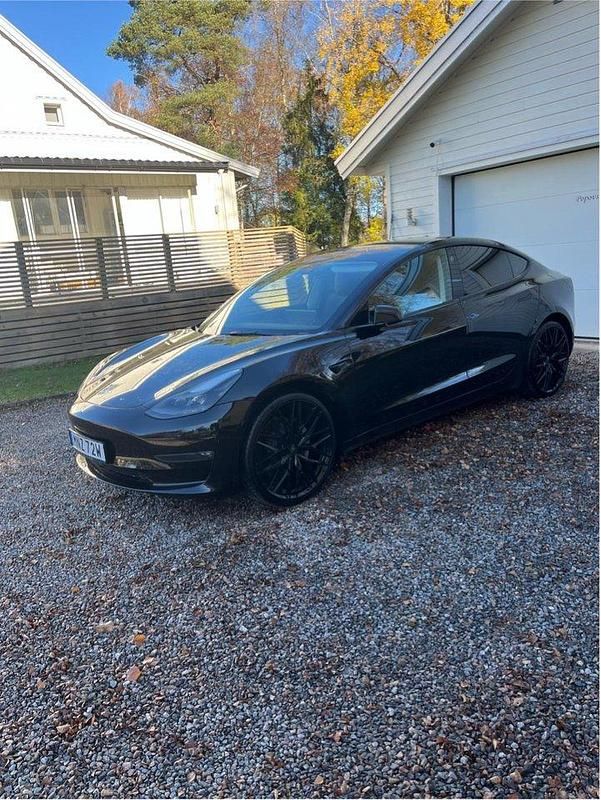 Svart Begagnad 2022 Tesla Model 3 Long Range AWD Sedan | 325 000 kr (Marknadspris) - Bild 1/3