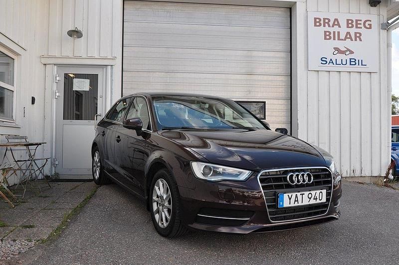 Röd (rödmetallic) Begagnad 2015 Audi A3 Sportback Attraction Halvkombi | 124 900 kr (Marknadspris) - Bild 1/4
