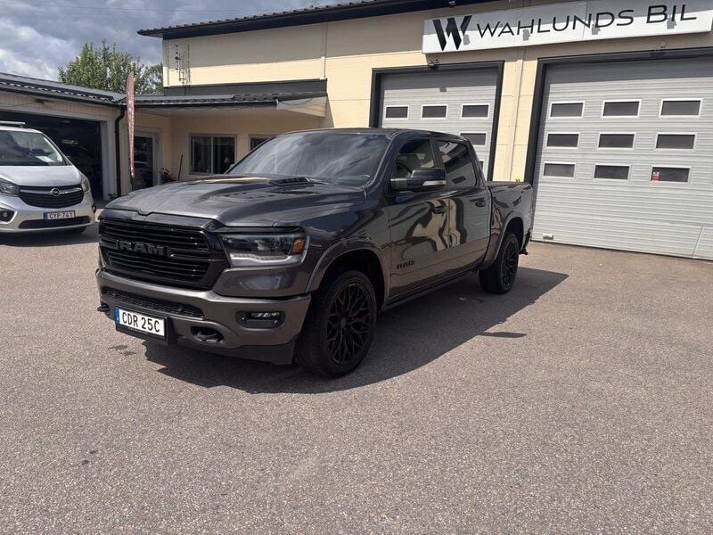Mörkgrå (grå) Begagnad 2022 RAM 1500 Pickup | 834 900 kr (Superpris) - Bild 1/4