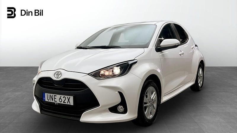 Vit Begagnad 2024 Toyota Yaris Hybrid Active Halvkombi | 229 900 kr (Marknadspris) - Bild 1/4