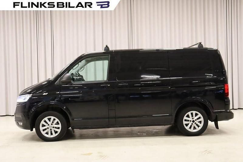 Svart (deep black pärleffekt) Begagnad 2021 VW T6.1 Van | 279 900 kr (Marknadspris) - Bild 1/4