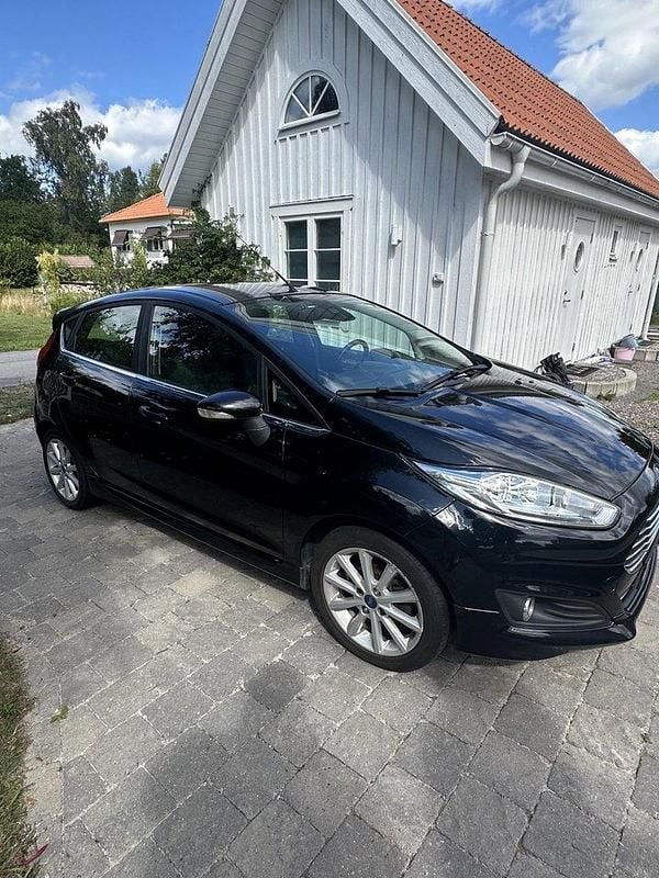 Svart Begagnad 2016 Ford Fiesta Titanium Halvkombi | 71 000 kr (Marknadspris) - Bild 1/4