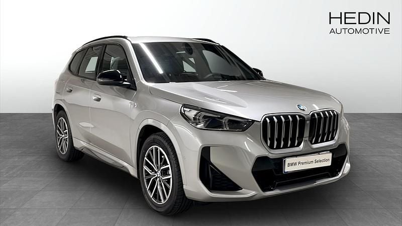 Grå (grey) Begagnad 2025 BMW X1 M Sport SUV | 428 700 kr (Marknadspris) - Bild 1/4
