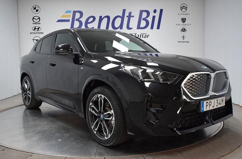 Svart Begagnad 2024 BMW iX2 M Sport SUV | 529 500 kr (Marknadspris) - Bild 1/3
