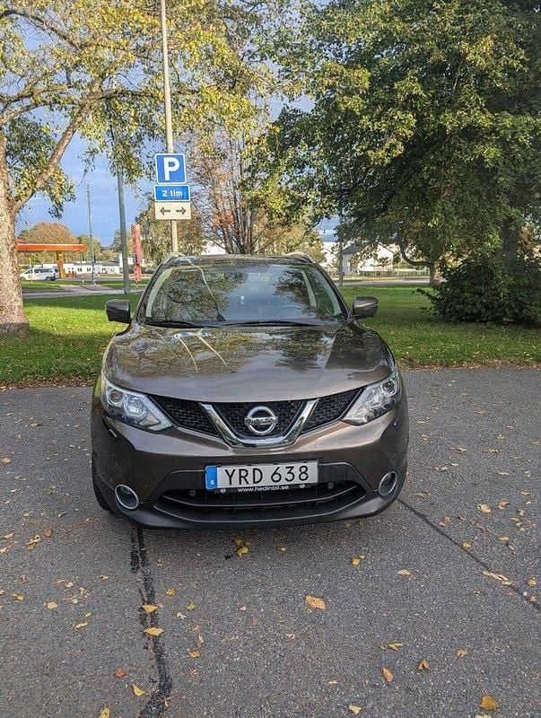 Brun Begagnad 2017 Nissan Qashqai SUV | 142 000 kr (Bra pris) - Bild 1/4