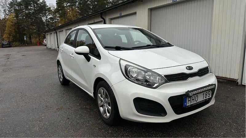 Vit Begagnad 2012 Kia Rio Halvkombi | 49 900 kr (Marknadspris) - Bild 1/4