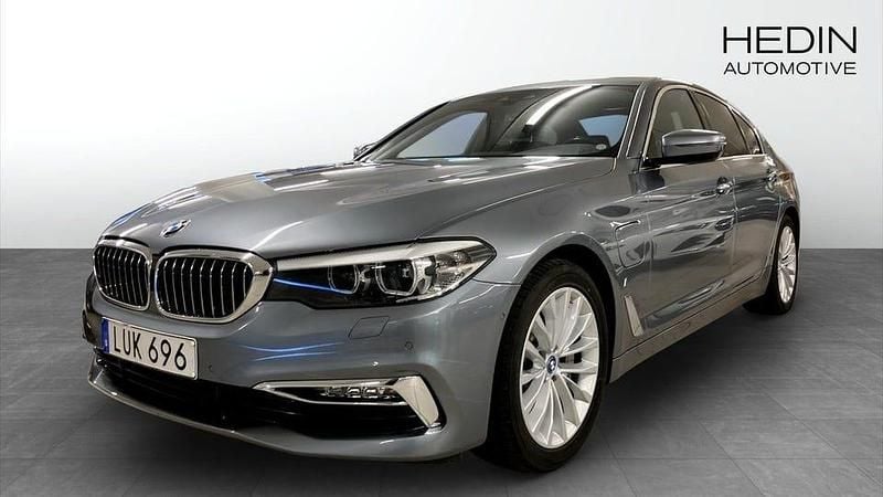Blå Begagnad 2018 BMW 530 iPerformance Sedan | 289 900 kr - Bild 1/4