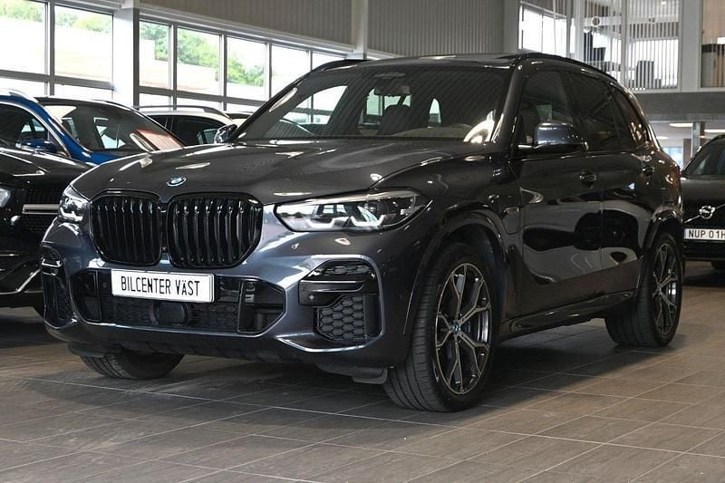 Grå (arktik grå metallic) Begagnad 2021 BMW X5 M Sport SUV | 689 000 kr (Marknadspris) - Bild 1/4